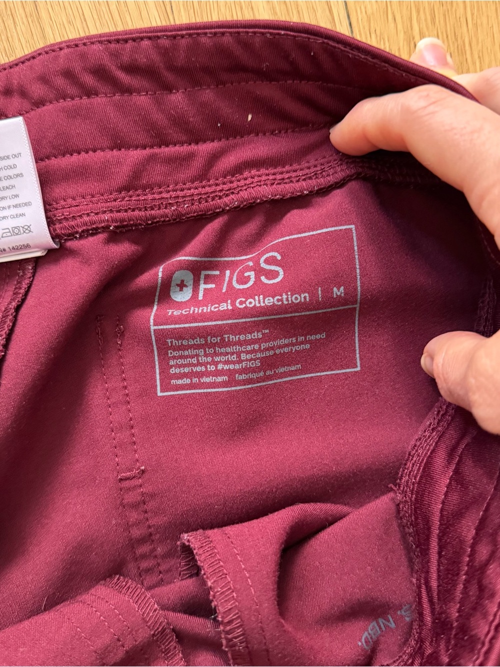 Figs jogger scrub pants in burgundy - Picture 2 of 3